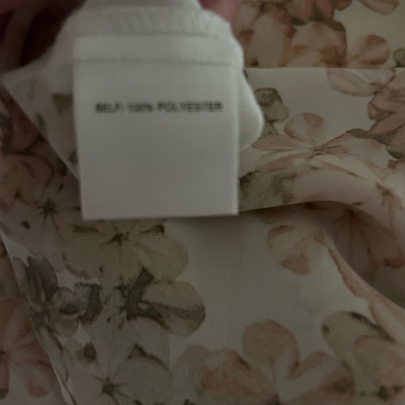 FLORAL BLOUSE | flowy fit with back detail and cutout - Picture 4 of 6